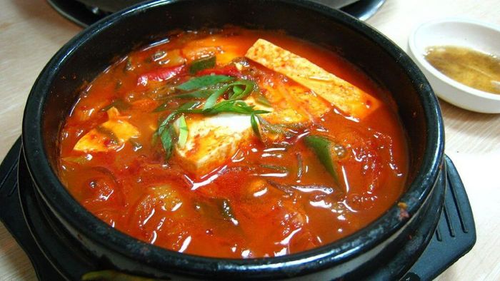 Canh-ca-nau-kim-chi-dam-da-hap-dan