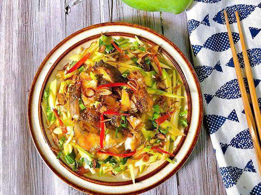 Cach-lam-goi-ca--chien-gion-rum-dua-mieng Goi-xoai-ca-chien-gion-rum-chua-ngot-hap-dan