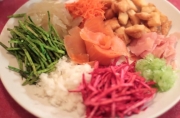 Chiêu đãi đại gia đình với món gỏi cá Yu sheng thịnh vượng
