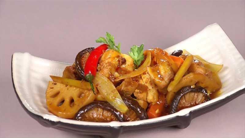 Cach-lam-ca-chep-gion-xao-cu-sen-dai-gion-hap-dan Cach-lam-ca-xao-cu-sen-gion-ngot