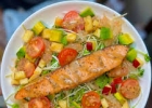 Giải ngấy cùng cá hồi áp chảo kèm salat rau mầm sốt chanh dây tươi mát