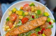 Giải ngấy cùng cá hồi áp chảo kèm salat rau mầm sốt chanh dây tươi mát