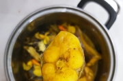Món cá lăng kho nghệ vàng ươm, thơm lừng cả gian bếp